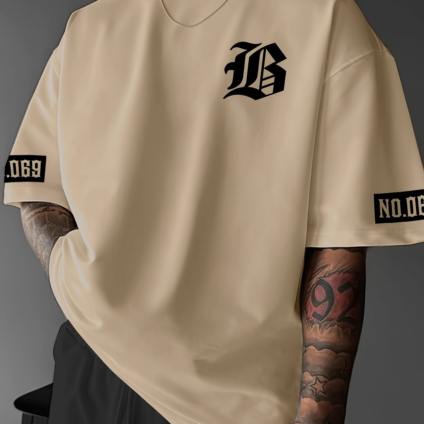 Yoz va bahor uchun yumshoq poliesterdan tayyorlangan, yumshoq bo'yinli va keng kesimli erkaklar uchun tasodifiy moda printli futbolka.