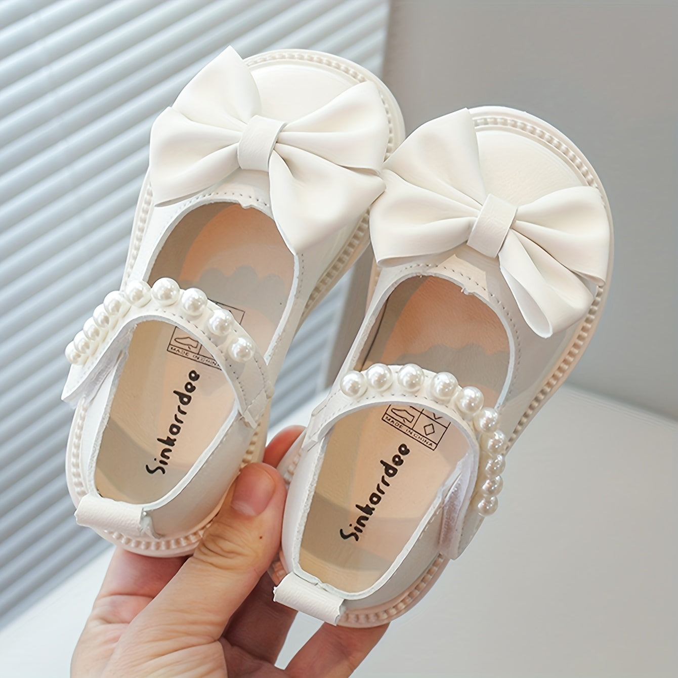 14 yoshgacha bo'lgan qizlar uchun geometrik naqshli va tasma yopiq Princess butterfly bow poyabzallari. Yengil va nafas oladigan, kauchuk taglikka ega, kundalik kiyish yoki kuz, bahor yoki partiyalar uchun mukammal.