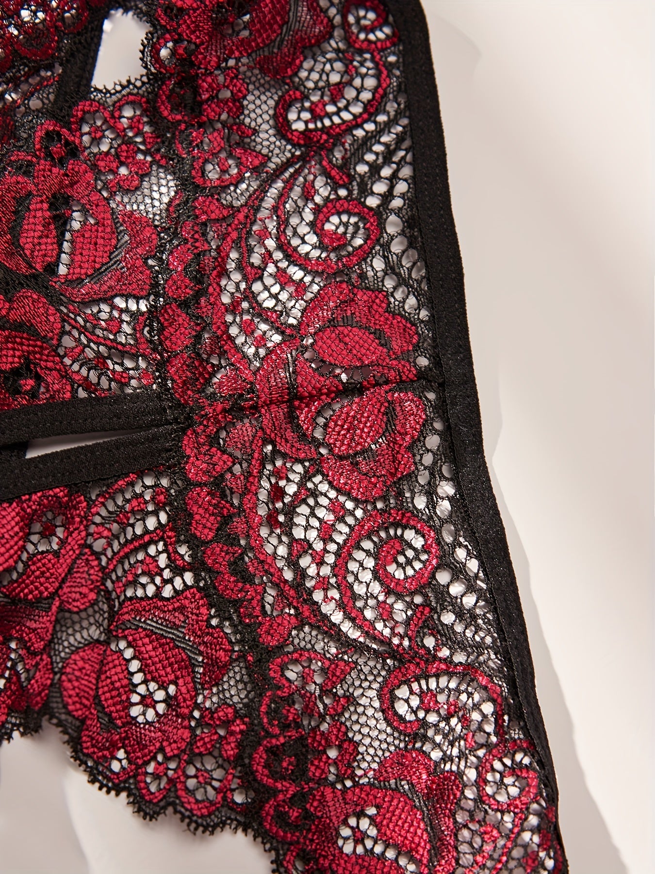 Ayollar uchun ko'p rangli dantelli, qizg'in kontrastli kesish bilan qilingan ichki kiyim.