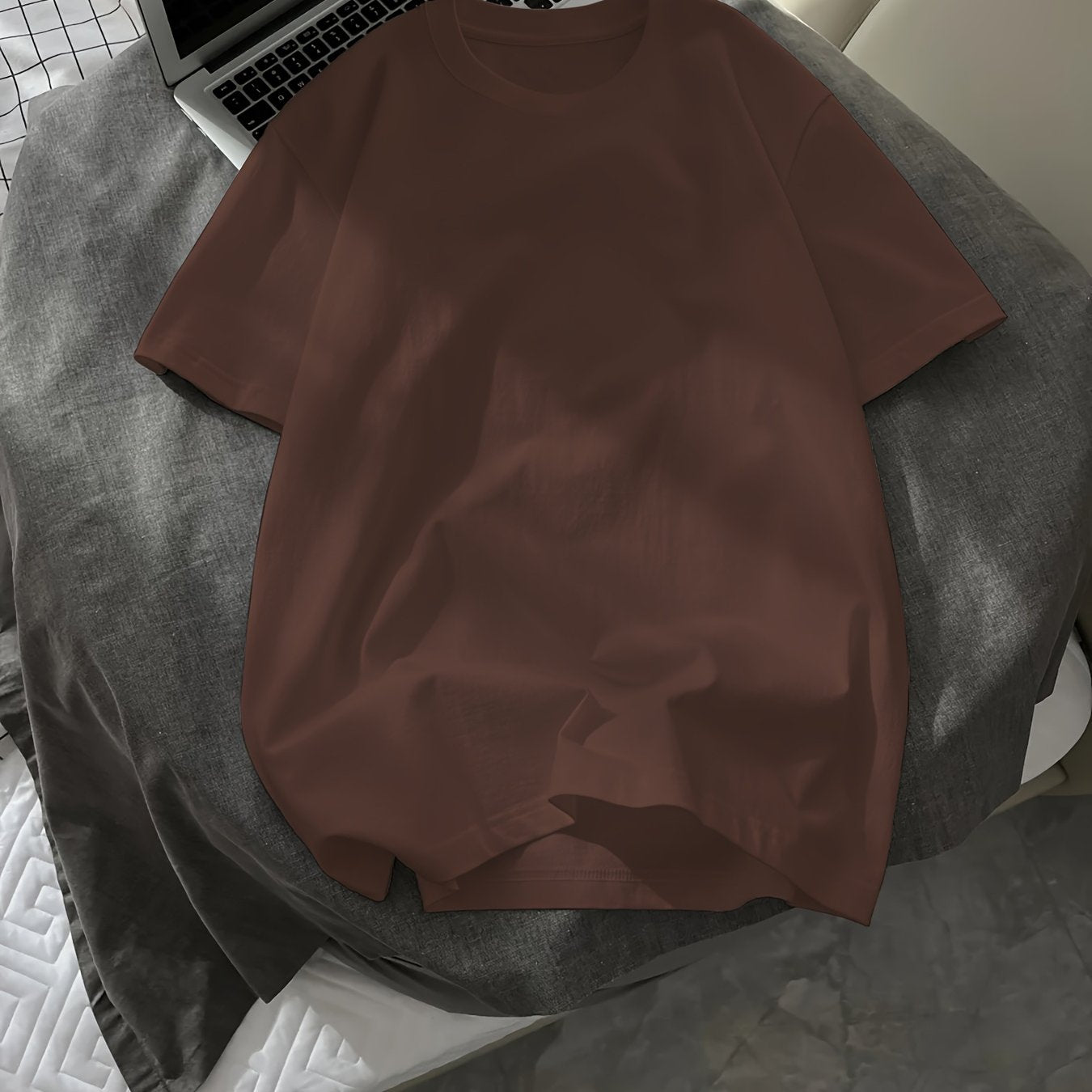 Yoz uchun erkaklar uchun bir rangli T-kofta, tasodifiy ko'cha uslubi