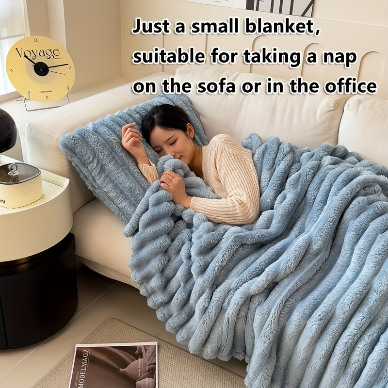 Уютное современное полосатое плюшевое одеяло, изготовленное из утолщённой полиэстеровой трикотажной ткани, идеально подходит для всех сезонов. Может использоваться как покрывало, одеяло для дневного сна или даже как одеяло для питомца. Вес 250-300 г/м².