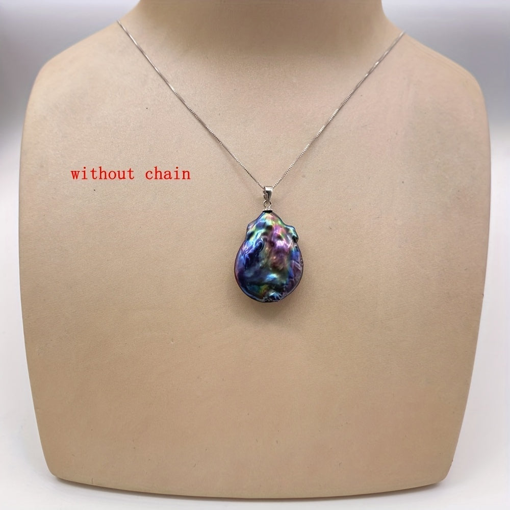 Qora va ko'k barokko dizayni bilan inlay qilingan uzun tangali tekis tabiiy shirin suv marvaridi pendant, taxminan 24mm o'lchamda. Quti yoki zanjir bilan kelmaydi. Rangiga ko'ra kumush.