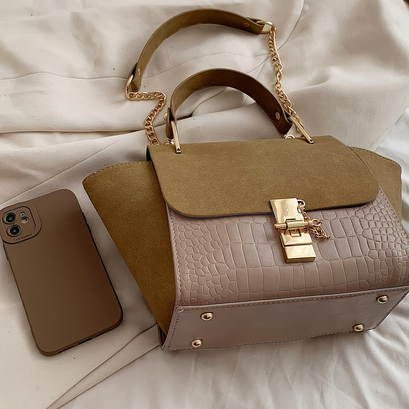 Metallik aksentlar, zanjirli belbog', burama qulflanish va polyester astar bilan bezatilgan zamonaviy khaki sumka.