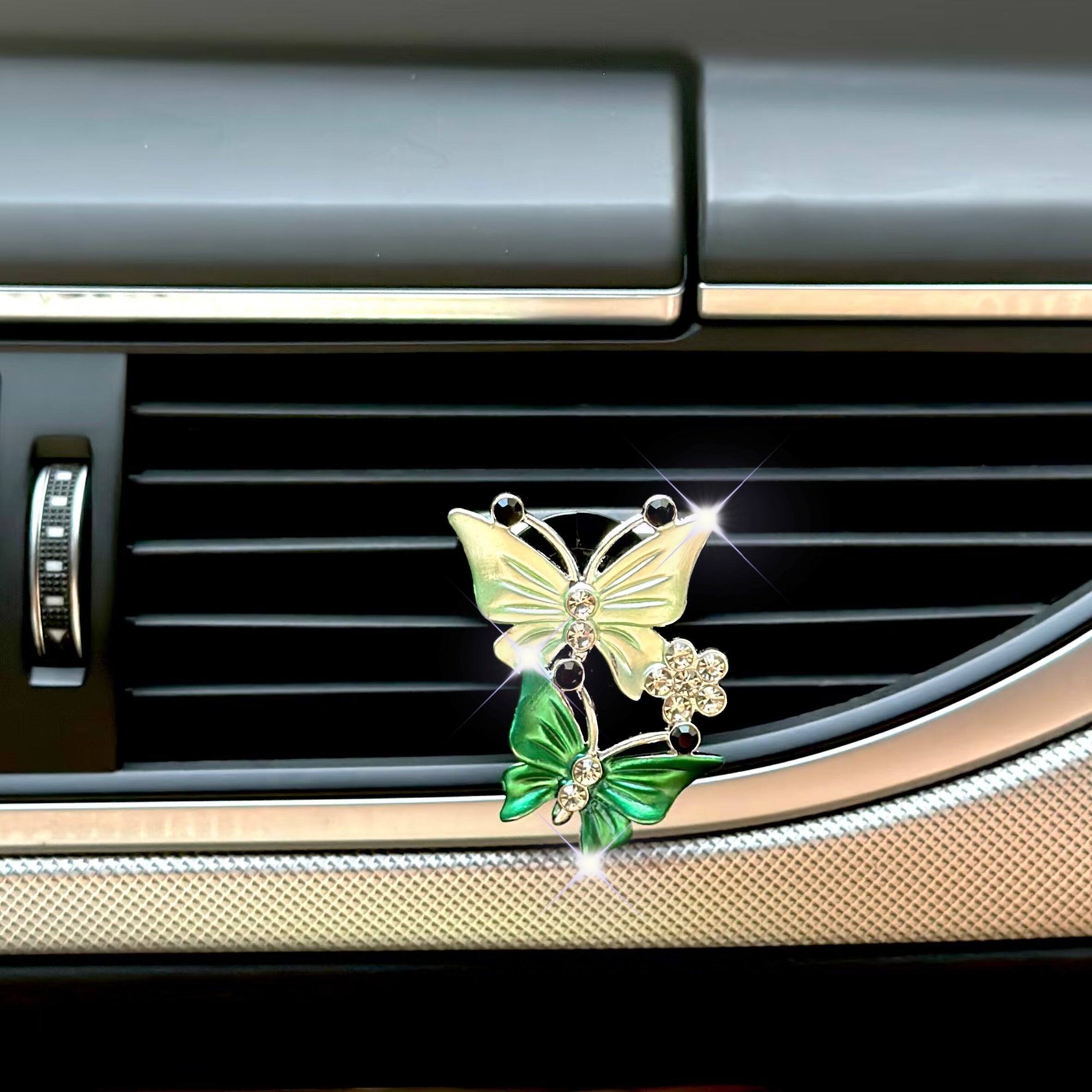 Avtomobil ichki qismi uchun ikki qanotli parvoz havoni tozalash uchun hidi bilan sun'iy olmoslar bilan klip