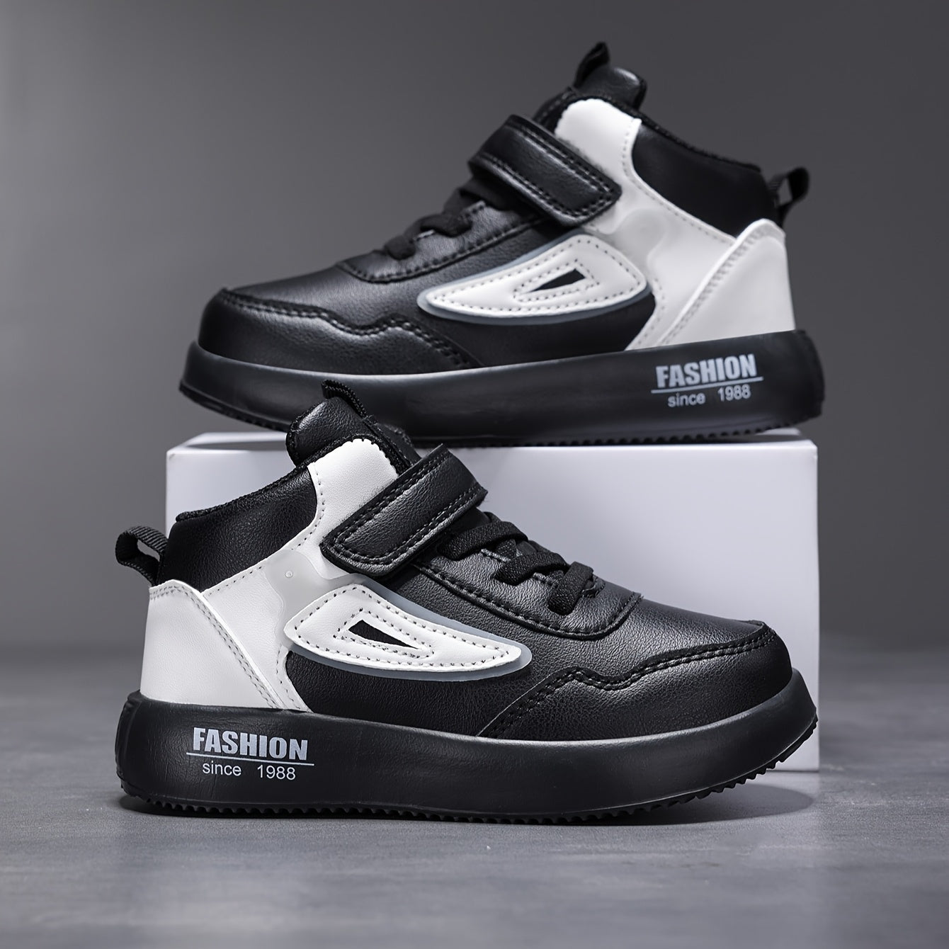 Bolalar uchun retro o'rtacha balandlikdagi krossovkalar qora va oq rangda, oson bog'lash mumkin, kundalik faoliyatlar va yugurish uchun mukammal.