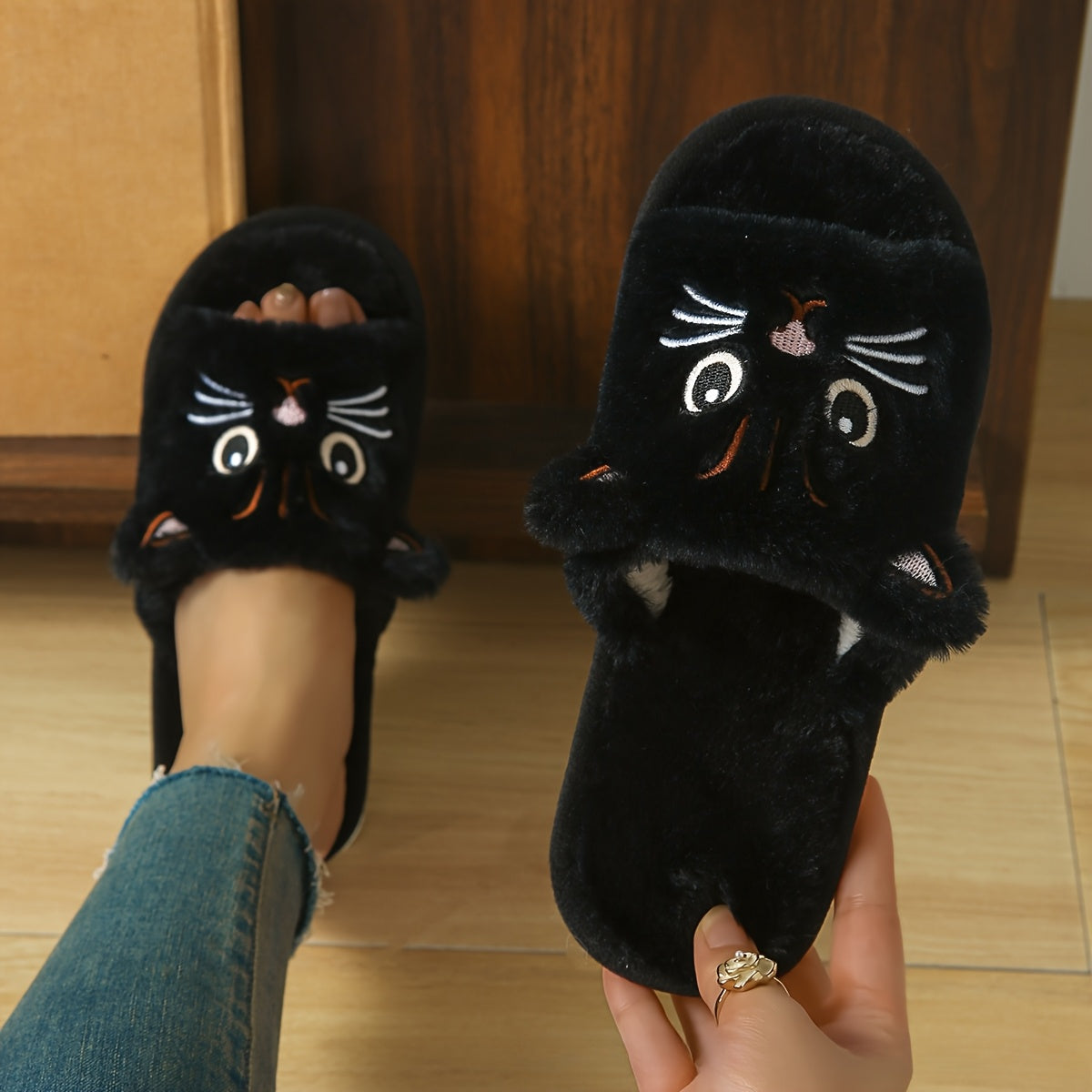 Women's Cartoon Cat Slip-On Slippers Soft Fabric Indoor Outdoor House Shoes
