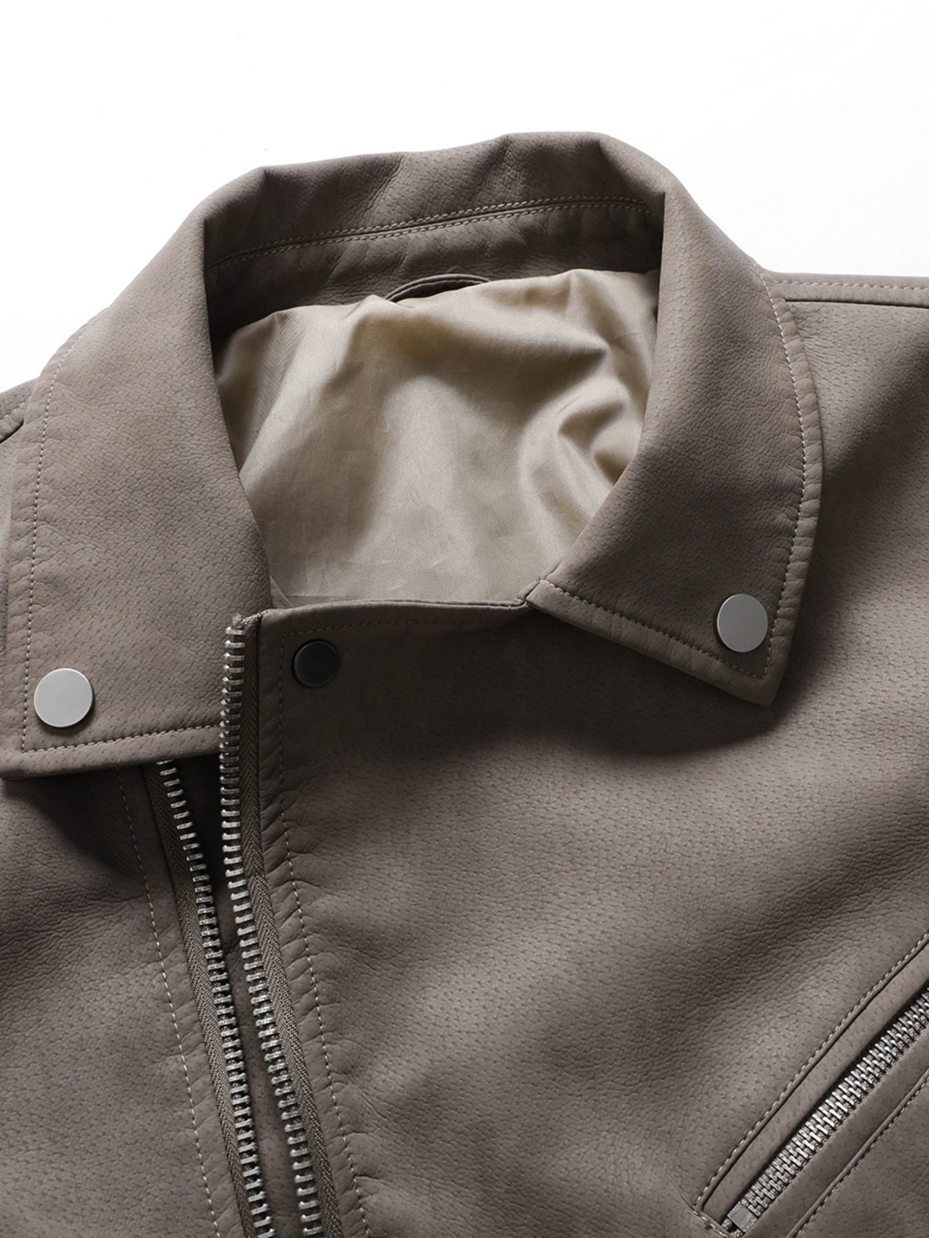 Vintage uslubidagi erkaklar jaketi, uzun yenglar, zipper yopilishi, cho'ntaklar, polyester astar va tashqi faoliyatlar uchun oddiy moslik.