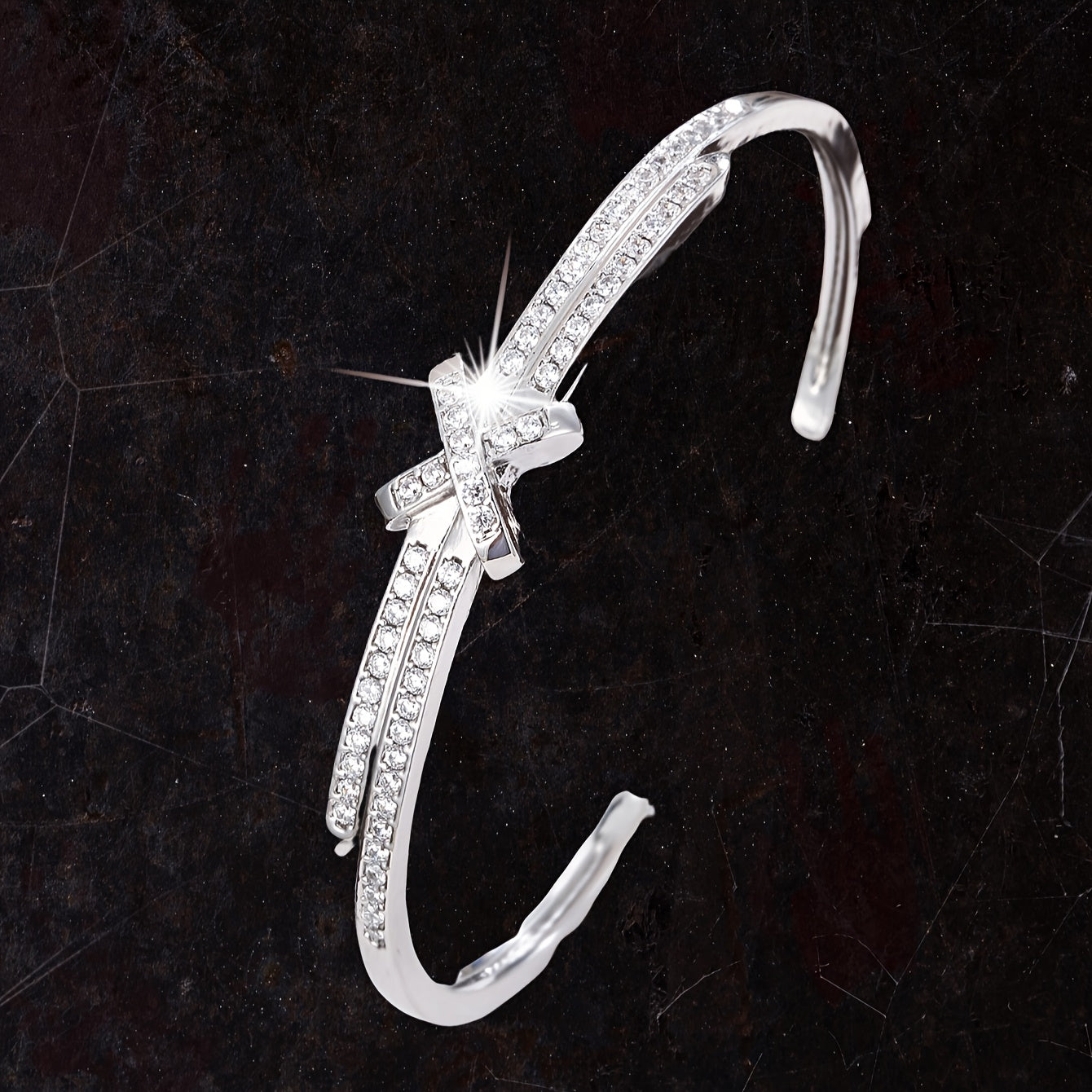 Стильный крестик-браслет с регулируемой посадкой и сверкающим кубическим цирконием - изысканный, но минималистичный вид для женщин, идеален для повседневной носки или особых случаев.