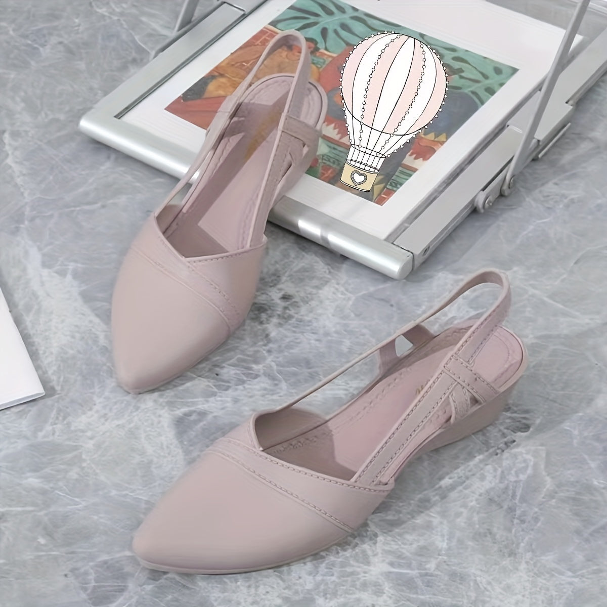 Ayollar uchun to'g'ri ranglarda, uchburchak barmoq bilan tasodifiy qulaylik uchun to'piq tasmasi bo'lgan poyabzal.