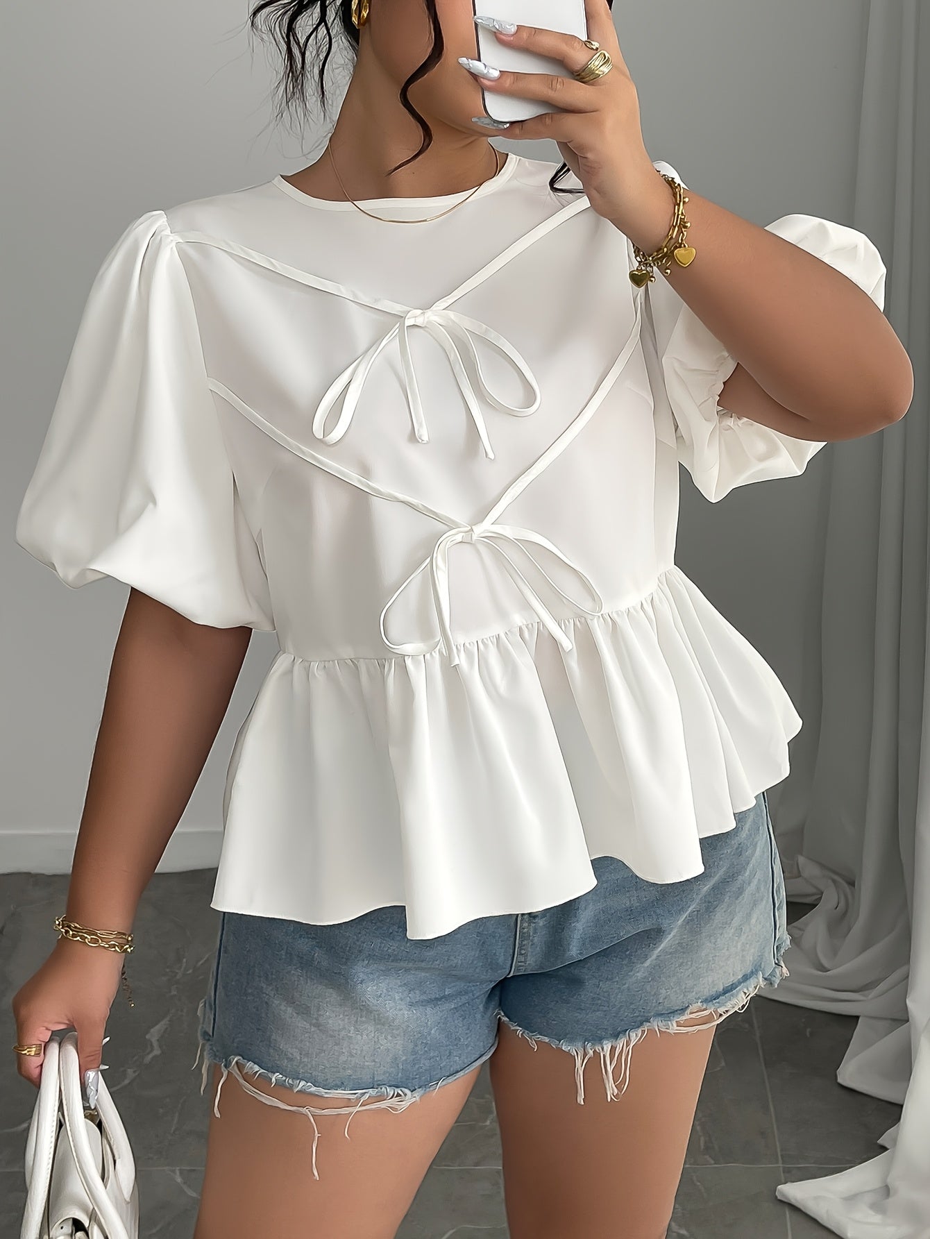 Plus o'lcham ayollar uchun kundalik bluzka, rufflesli etak, bog'lamli old qism, chiroyli shamlarga ega, bir xil rang