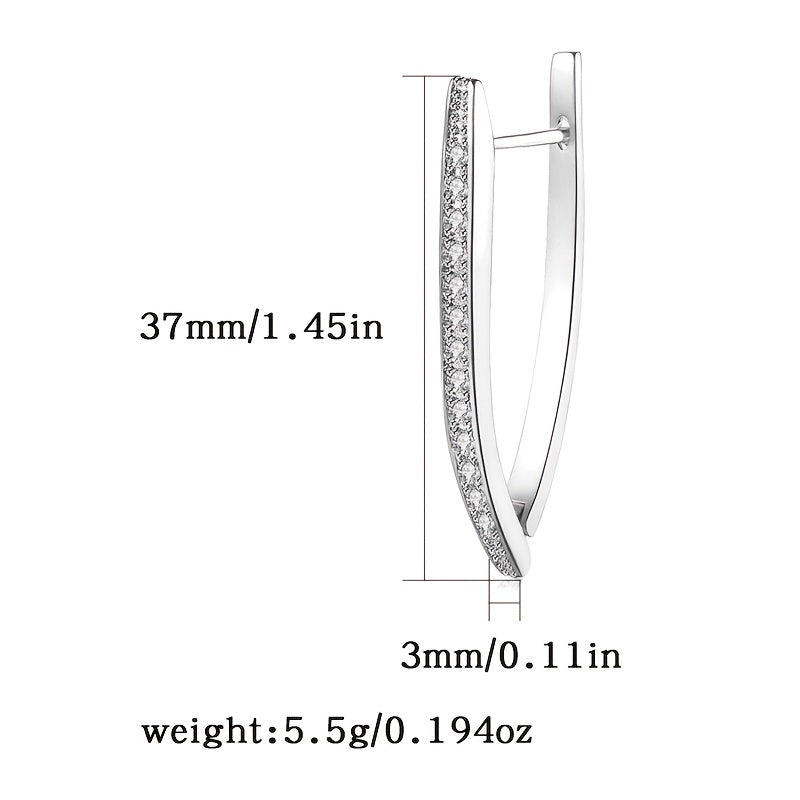S925 kumush geometrik jihatdan notekis uchburchak quloq bilaguzuk, bitta qator zirkoni toshlar bilan bezatilgan. Ushbu hashamatli va zamonaviy buyum qimmatbaho toshlar bilan bezatilgan bo'lib, har qanday kiyimga nafislik qo'shadi.