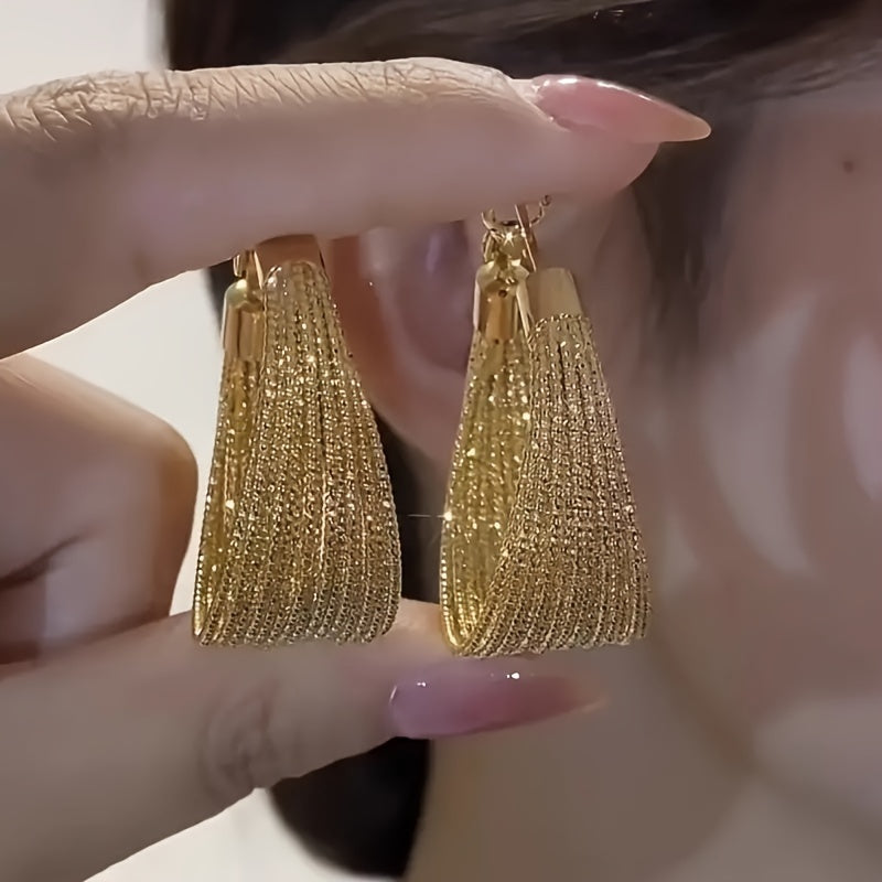 Zarif ko'p qatlamli geometrik qotishma halqa marjonlari oltin qopqoq bilan. Kundalik kiyim va maxsus tadbirlar uchun mukammal, do'stlar uchun sovg'a sifatida mos. Geometrik dizayn mato bilan to'ldirilgan.