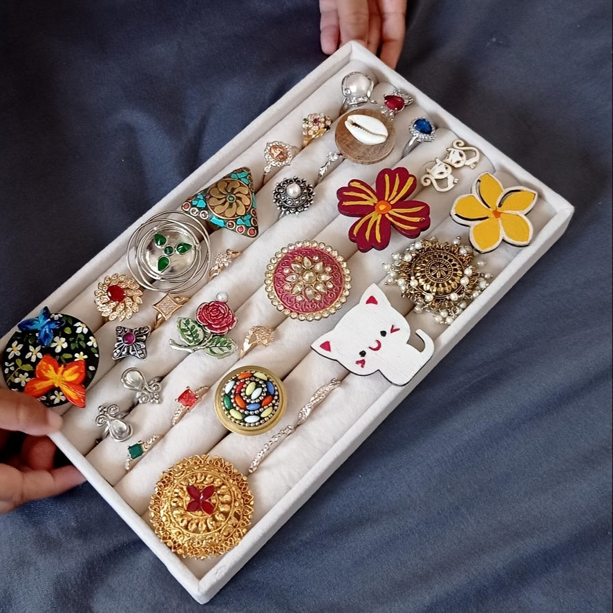 Zargarlik buyumlarini ko'rsatish uchun stol usti saqlash uchun taxta, quloq taqichlari, uzuklar va bilaguzuklar uchun