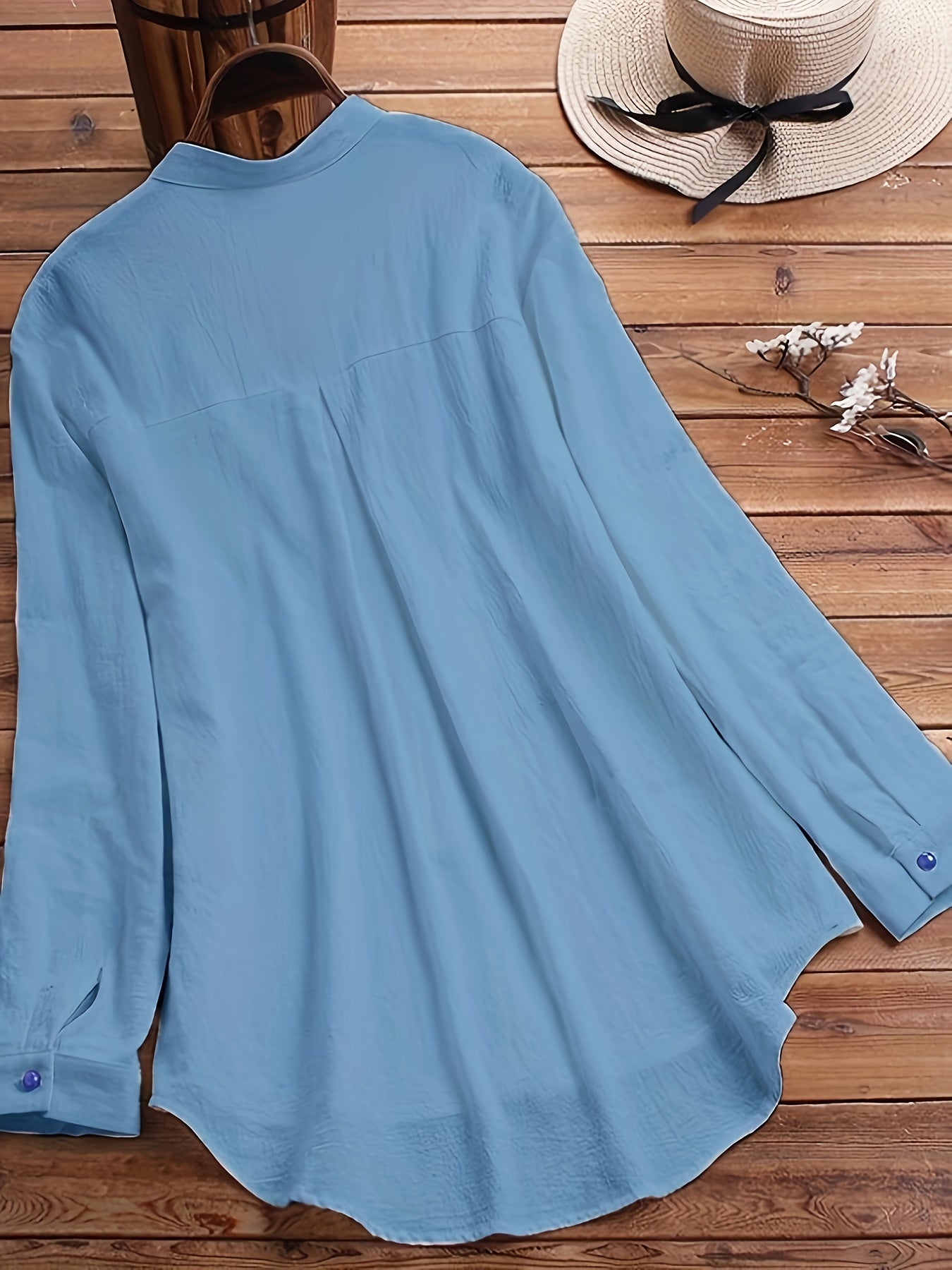 Katta o'lchamdagi ayollar uchun tugmachali old qismi va uzun yenglari bo'lgan mayda chivin naqshli bluzka.