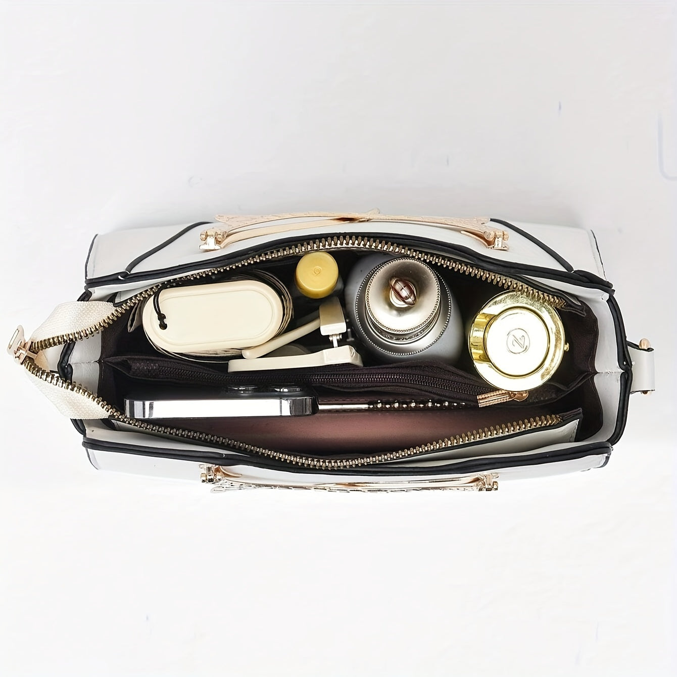 Сумка-тоут из белой искусственной кожи с несколькими слоями, застежкой на молнии и отделкой с масляными краями. Идеально подходит для свиданий, вечеринок, офиса и студентов.