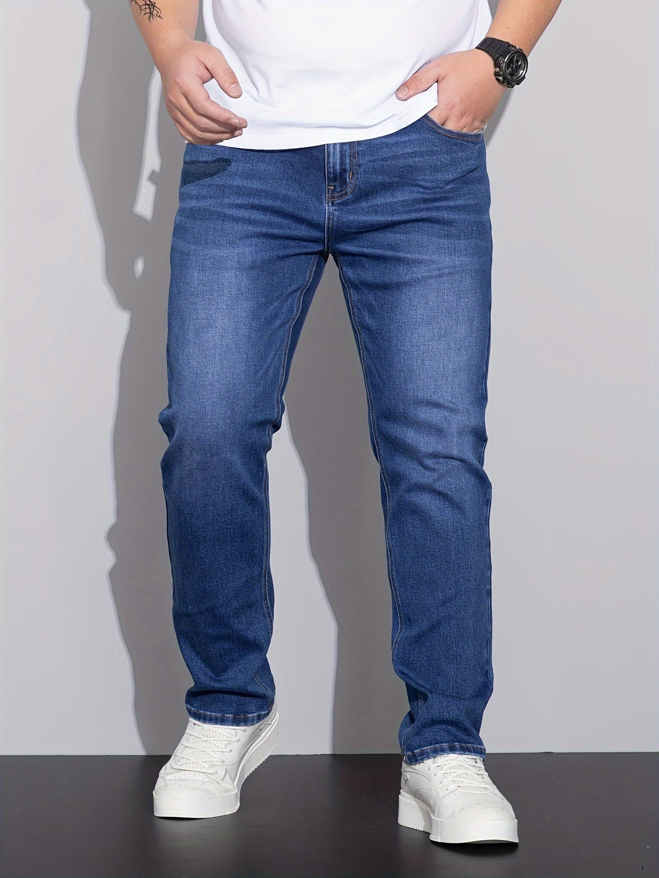 Erkaklar uchun plussiz denim jinsi shimlar, qulay cho'zilish bilan to'g'ri oyoq shimlar, 65% paxta, 33.7% poliester va 1.3% spandeksdan tayyorlangan mustahkam rangli yuvilgan asosiy kiyimlar. 370g/m² to'qilgan mato xususiyatlariga ega.