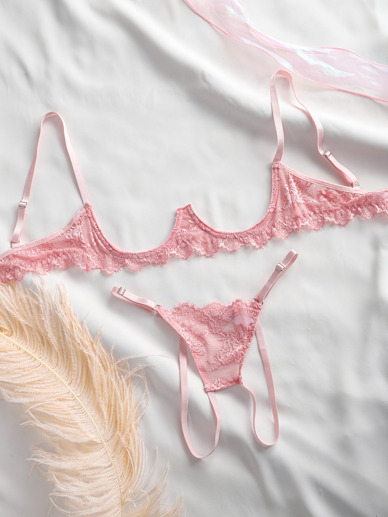 Gul dizayni, nozik kamarlar va orqa qismi ochiq kesimga ega bo'lgan ayollar uchun dantel ichki kiyim to'plami.