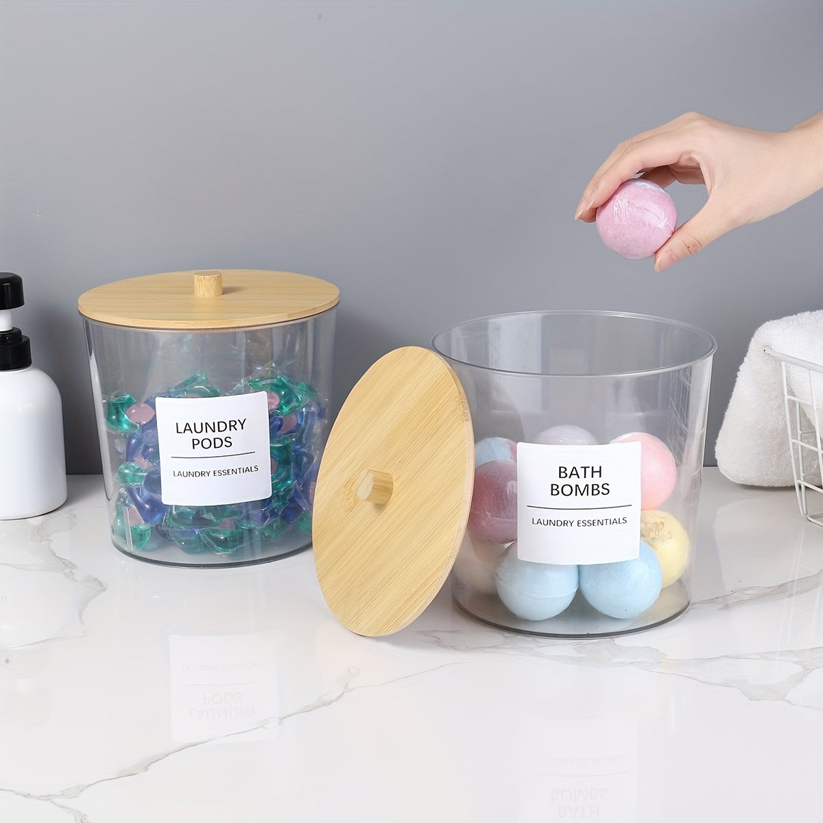 Contenedores grandes y transparentes para lavandería con tapas de bambú y etiquetas para la organización