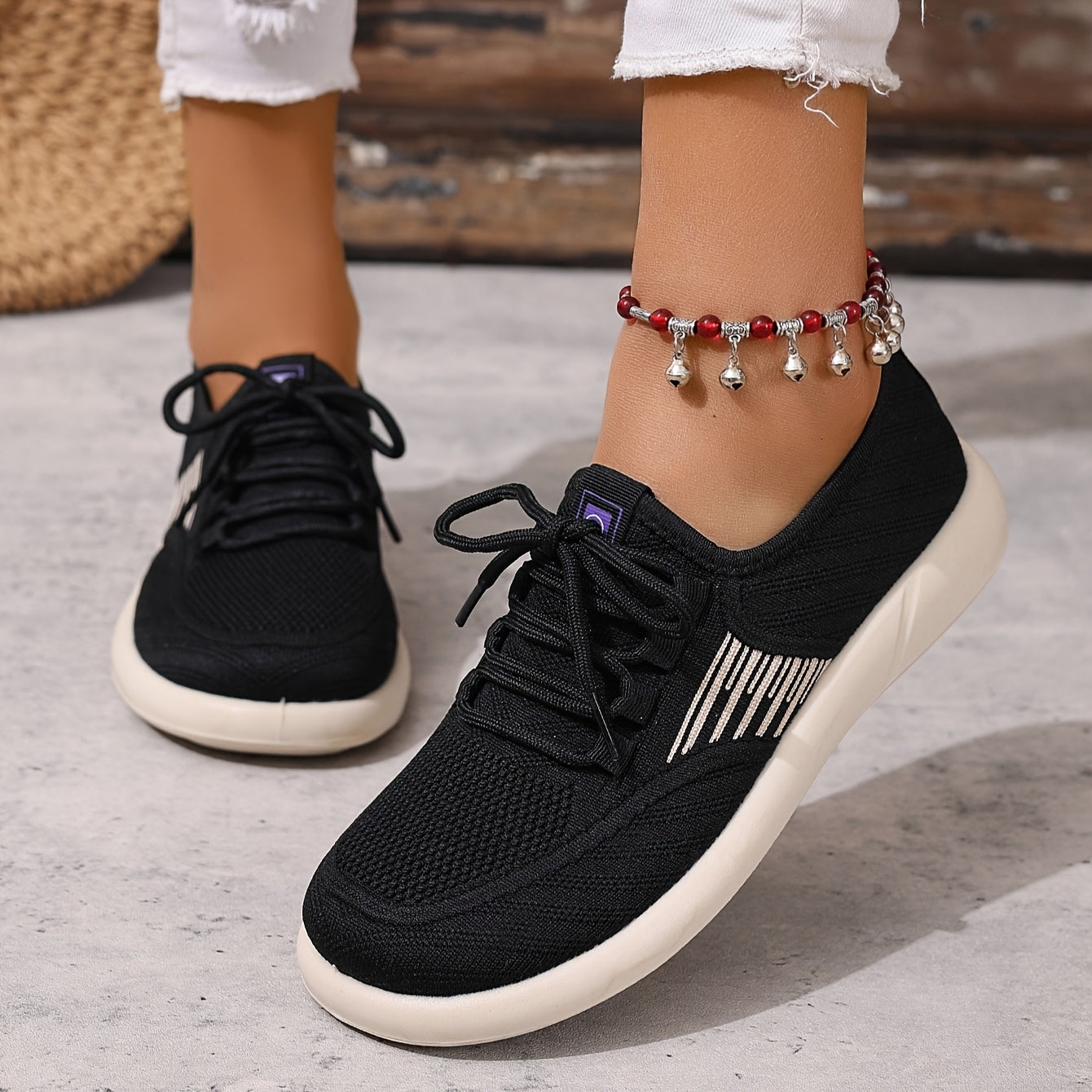 Ayollar uchun nafas oladigan qora mato slip-on sport poyafzallari, kundalik va pastki yuqori model