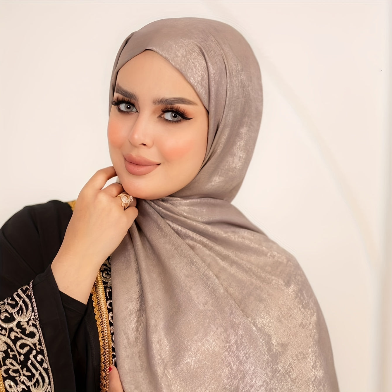 Poliester saten musulmon hijobi bir rangda, cho'zilmaydigan, nafas oladigan, mos keladigan uslubda to'qilgan.