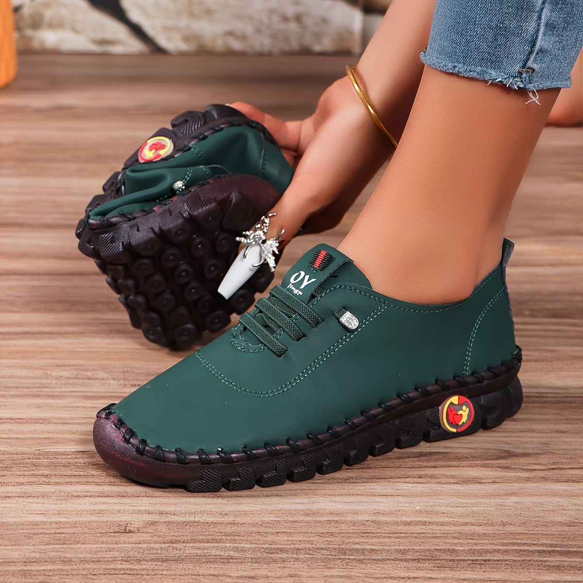 Ayollar uchun bir rangli flatform slip-on yurish poyabzali, katta o'lcham