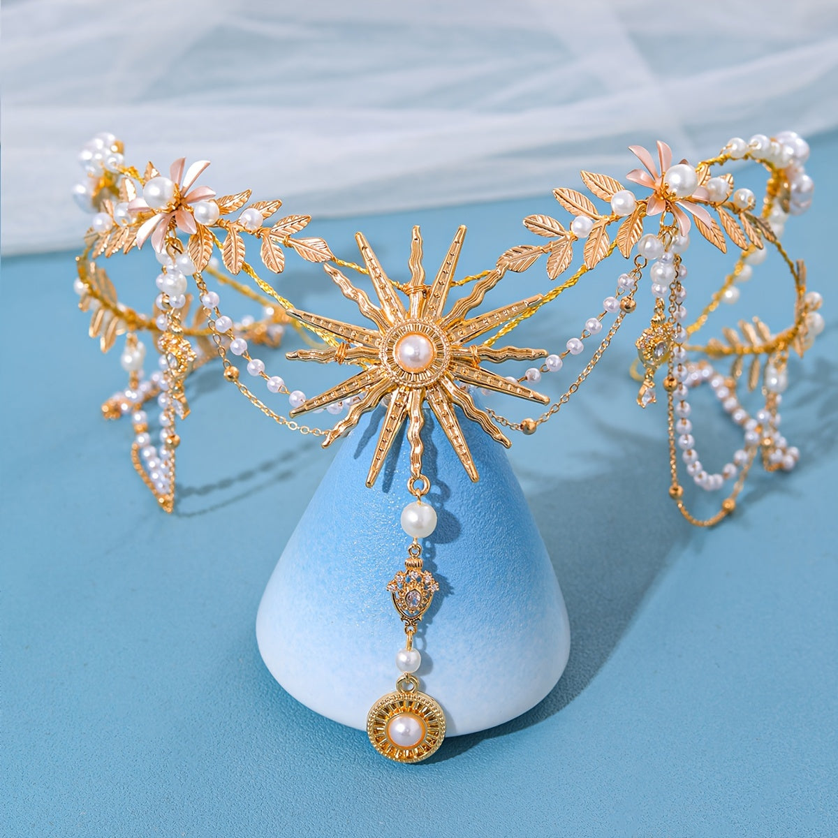 Qoʻlda tayyorlangan marjonli quyosh nuri bilan bezatilgan taqdirlar uchun quyosh gul va barg motivlari bilan taxt