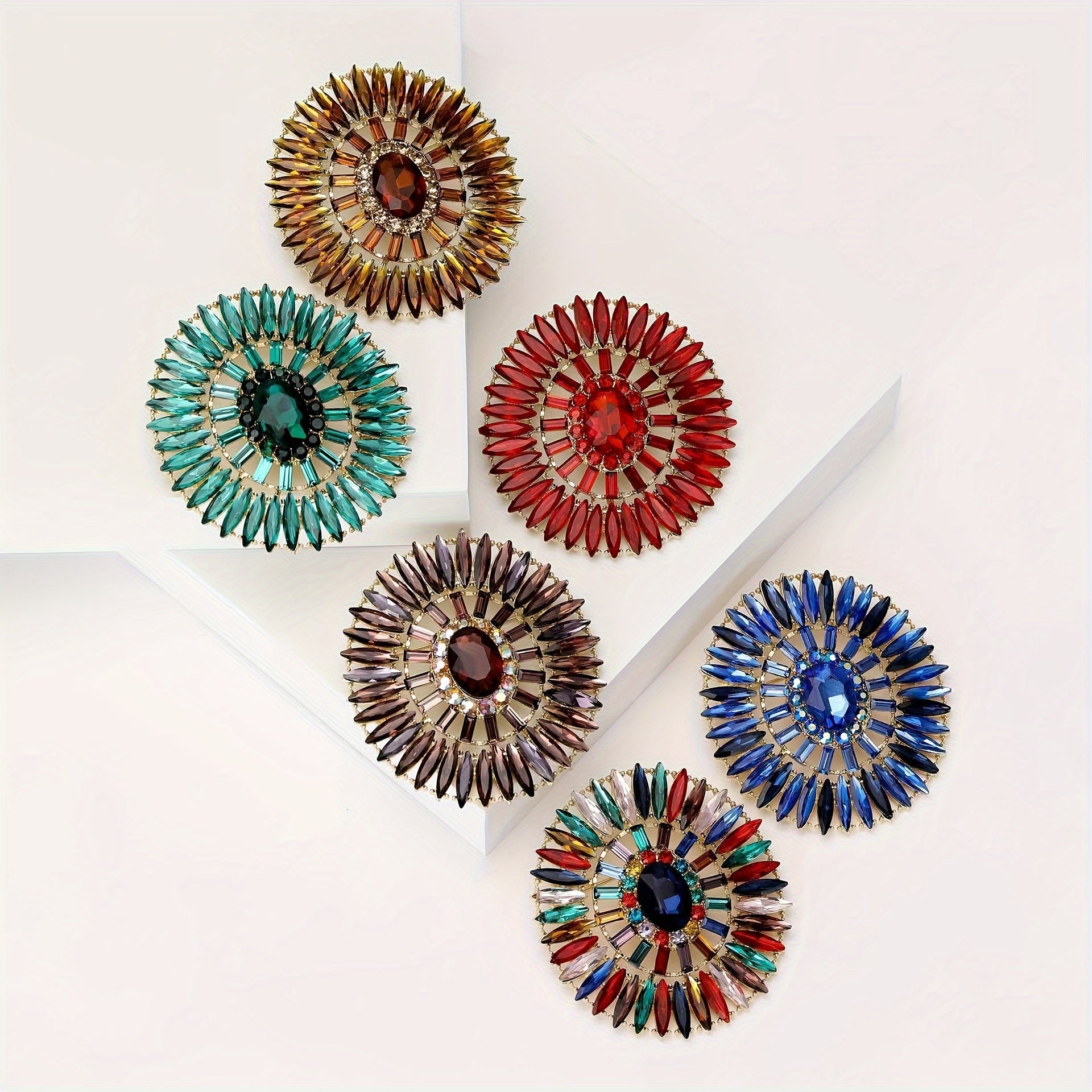 Роскошная красная кристаллическая брошь с маркезитными формами - стильный и уверенный модный аксессуар для женщин