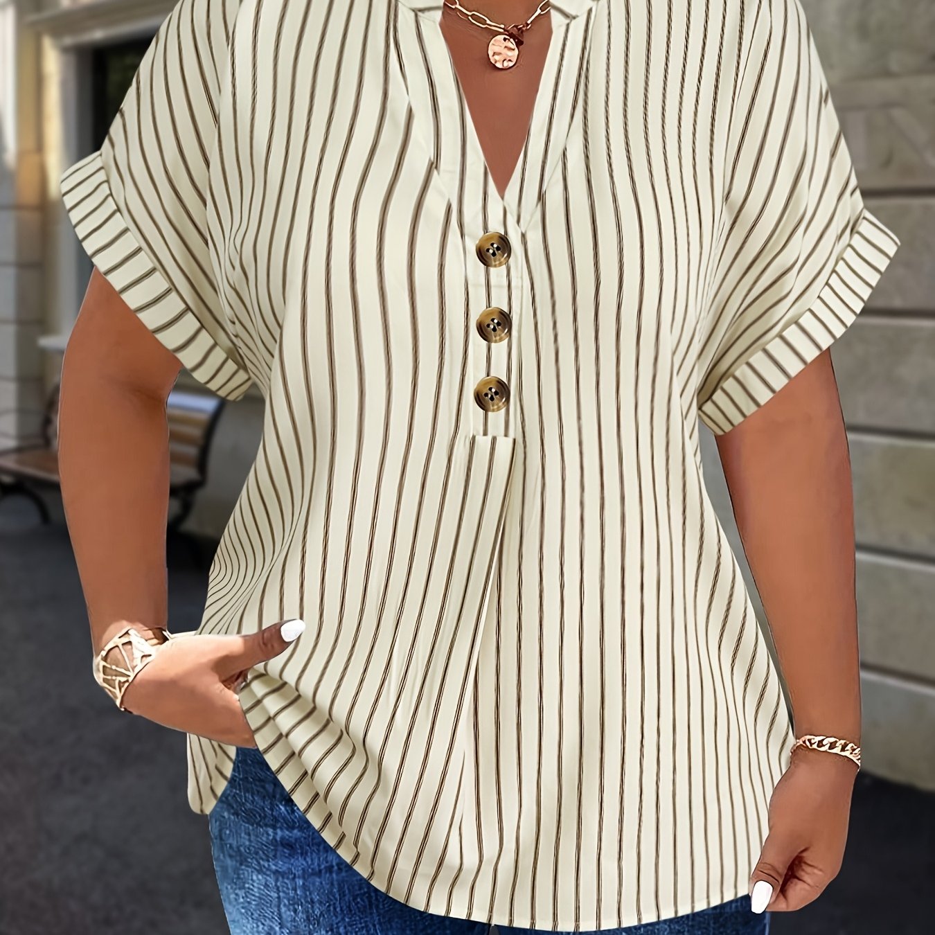 Plus o'lchamdagi ayollar bluzkasi chiziqli raglan ko'kraklar bukilgan yelka o'rashli bo'yinbog'li bezakli tugmachalar