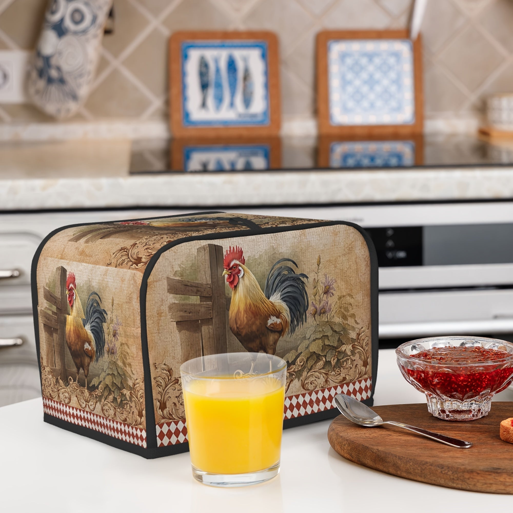 Bir dona Vintage Rooster Print Toaster Cover va ikki dona Wide Slot Toaster Cover. Ushbu zamonaviy qopqoqchalar kichik oshxona jihozlaringizni himoya qilish va ularni toza saqlash uchun mo'ljallangan. Ular tozalash uchun oson va sizning