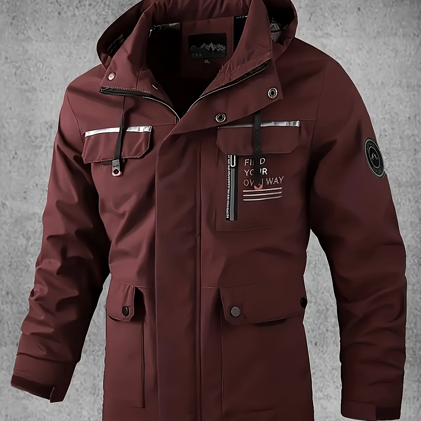 Yoz va kuzda ochiq havoda faoliyatlar uchun bir nechta cho'ntaklari bo'lgan kapuchonli yumshoq qoplama kurtka.