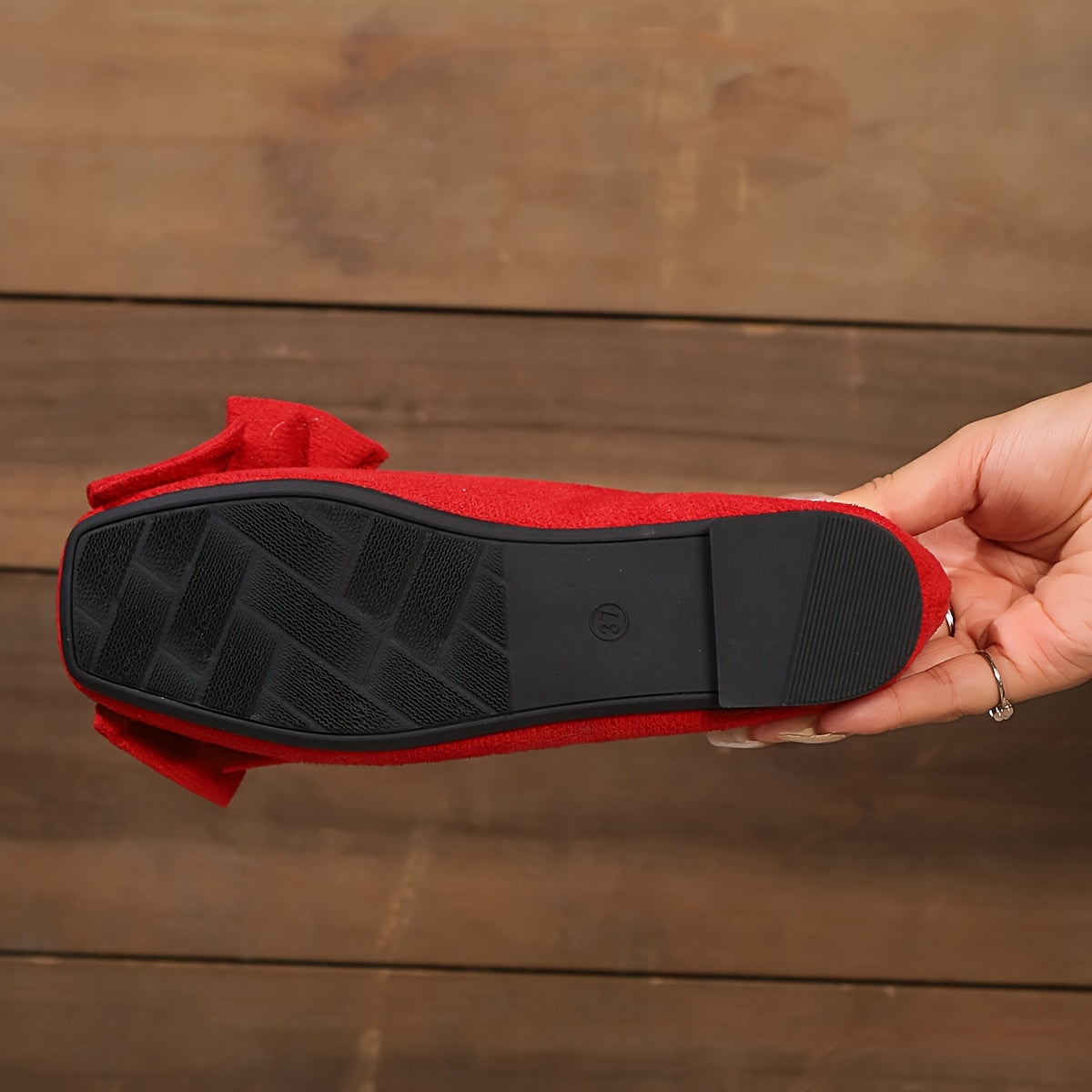 Ayollar uchun kattaroq o'lchamdagi yengil ko'k rangli lenta bilan, kvadrat barmoqli, osongina kiyinadigan, kundalik poyabzal