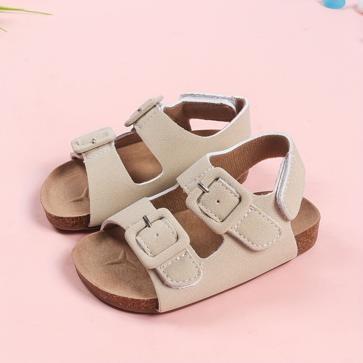 "Modali yoshlar uchun har qanday kiyimga mos keladigan, o'lchami sozlanadigan, qulay taglik va yumshoq yuqori qismi bilan harbiy yashil, qora, kulrang, bej, qorong'u ko'k, yer sariq va jigarrang ranglarda."