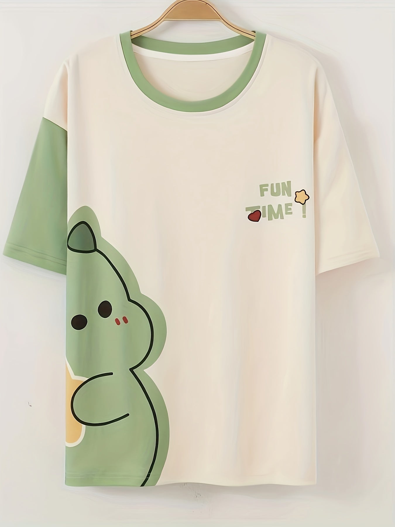 Karikatura printli polyester pijama to'plami, qisqa yenglar va krujka bo'yin. 95% polyester va 5% elastan materialidan tayyorlangan, har mavsumda qulaylik uchun. Yozgi dam olish uchun ideal.