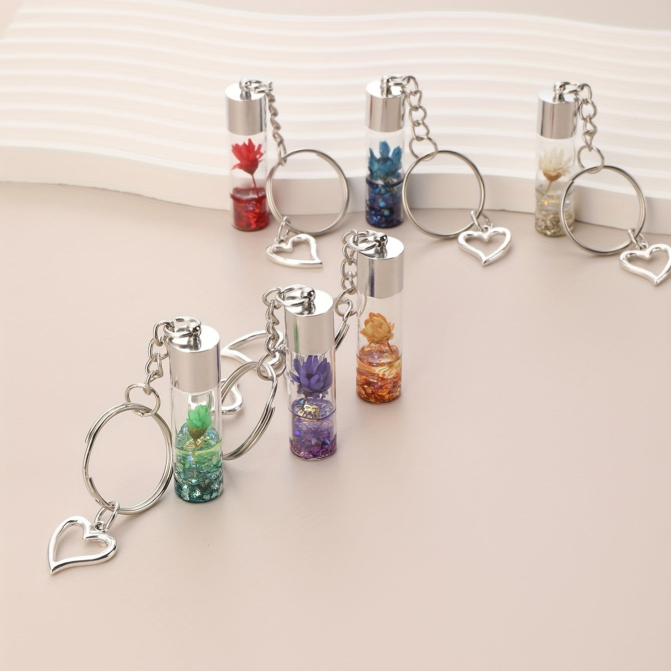 Xotin-qizlar uchun 14-fevral sovg'asi: 6 ta gullar bilan to'ldirilgan shisha charmli kalit zanjiri, yurak kalit halqasi, sumkalar, xalta, ruksaklarga yoki mashinada quloqchinlar uchun aksessuar sifatida joziba qo'shish uchun mukammal.