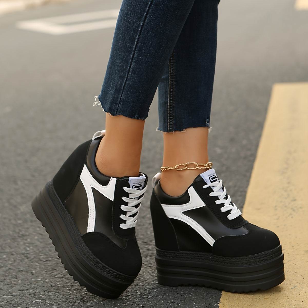 Women's Lightweight Solid Color Low-Top Canvas Sneakers with Lace-Up Closure