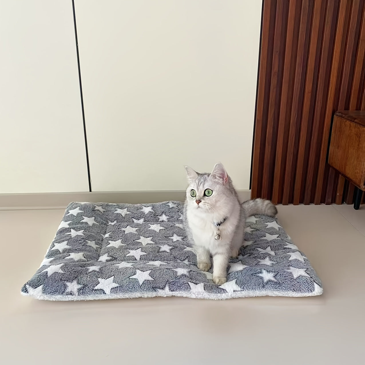 Uy hayvonlari uchun qulay ko'rpa, kuz va qish mavsumida mushuklar va itlar uchun ideal.