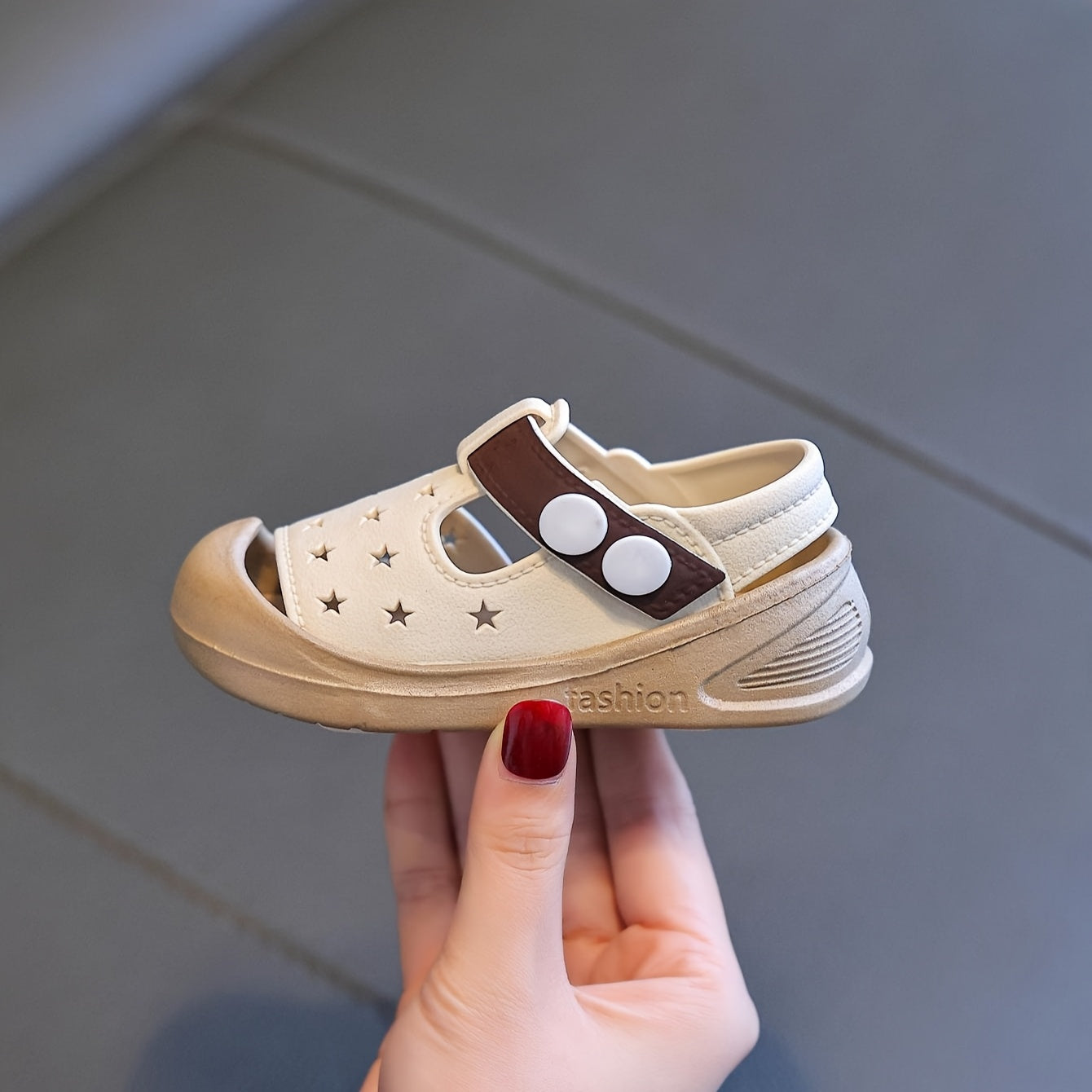 Bolalar uchun yozgi yulduzli osmon sandallari, bej va jigarrang ranglarda, tasmali, PVC taglik bilan, tasodifiy ochiq havoda kiyish, plyajga chiqish va o'yin vaqtida.