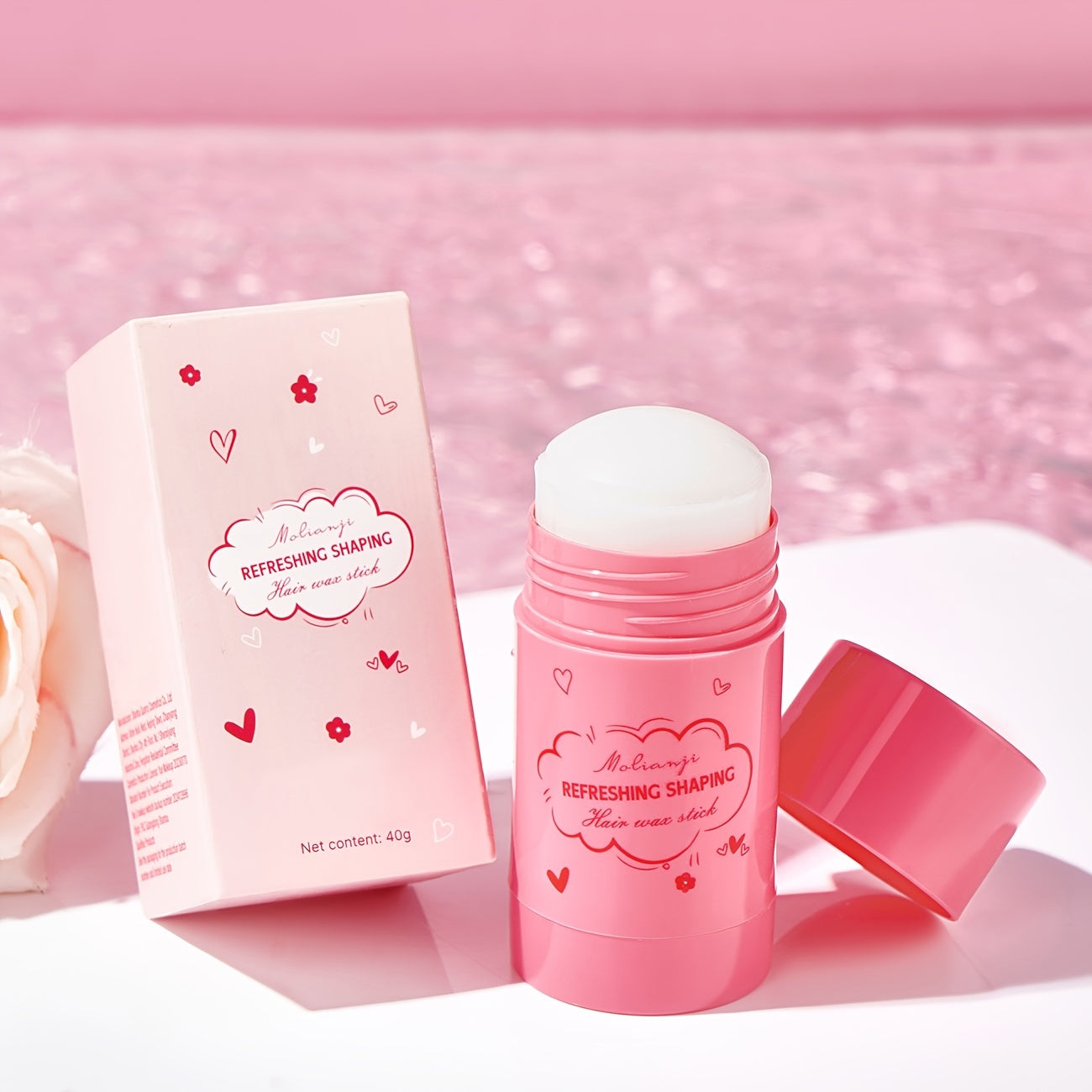 Miss Chic sochni ushlab turuvchi mum tayoqchasi barcha soch turlari uchun uzoq muddatli, yog'siz ushlashni taklif etadi va portativ, pushti mat finishga ega.