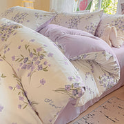 Yumshoq gullar naqshidagi yotoq to'plami, yostiq qoplari bilan birga, nafas oladigan polyesterdan tayyorlangan va zip yopilishi mavjud. Har mavsum uchun mos, yotoqxona va mehmonxonalar uchun mukammal.