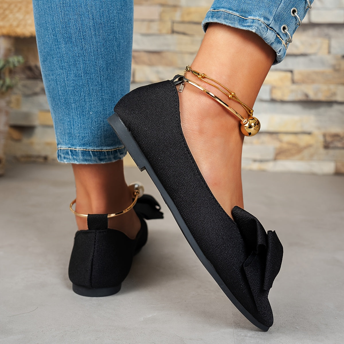 Bailarinas negras de punta con lazo y correa ajustable para mujer