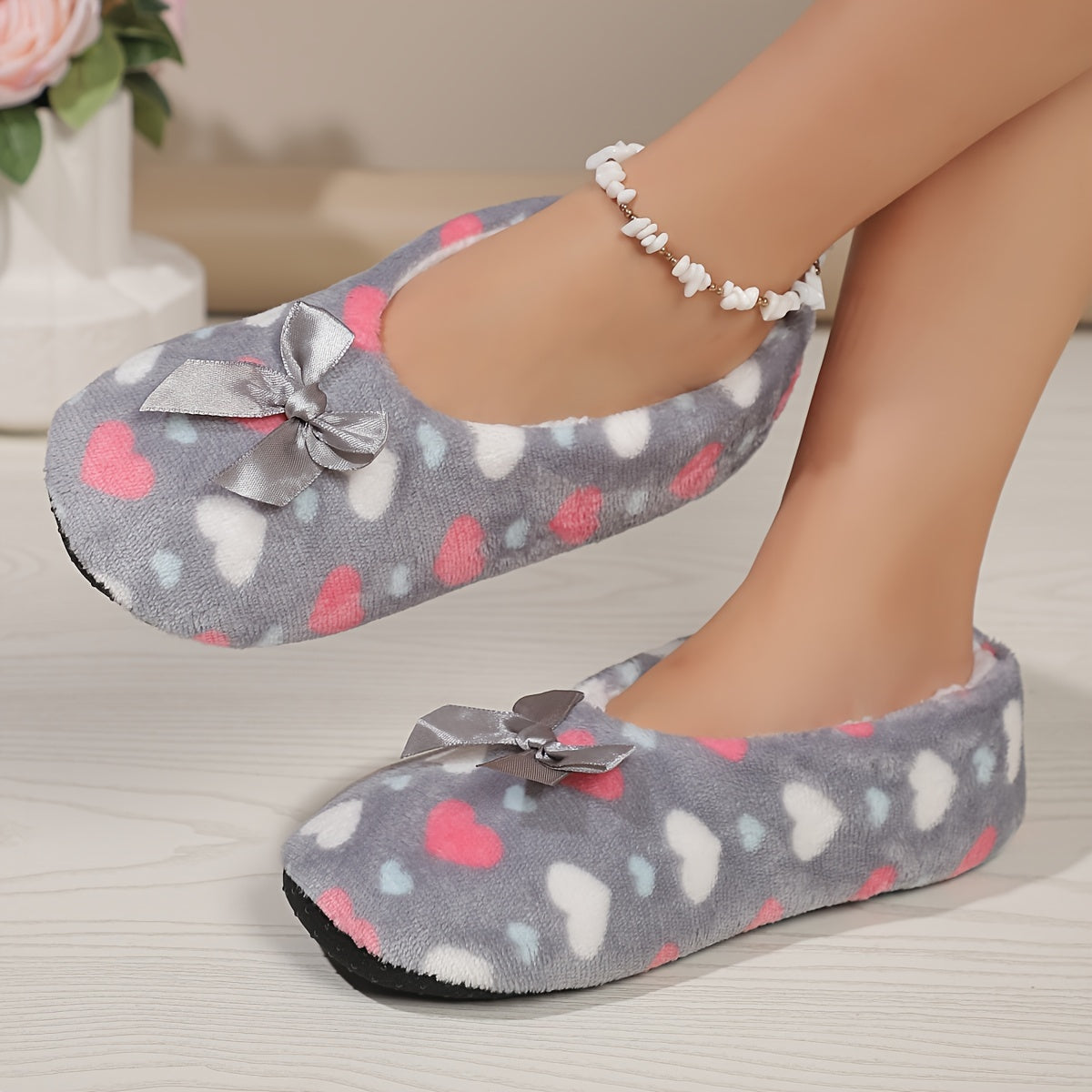 Ayollar uchun ichki maktab poyabzali Yumshoq yurak bosilgan slip-on yostiqlangan qulay poyabzal