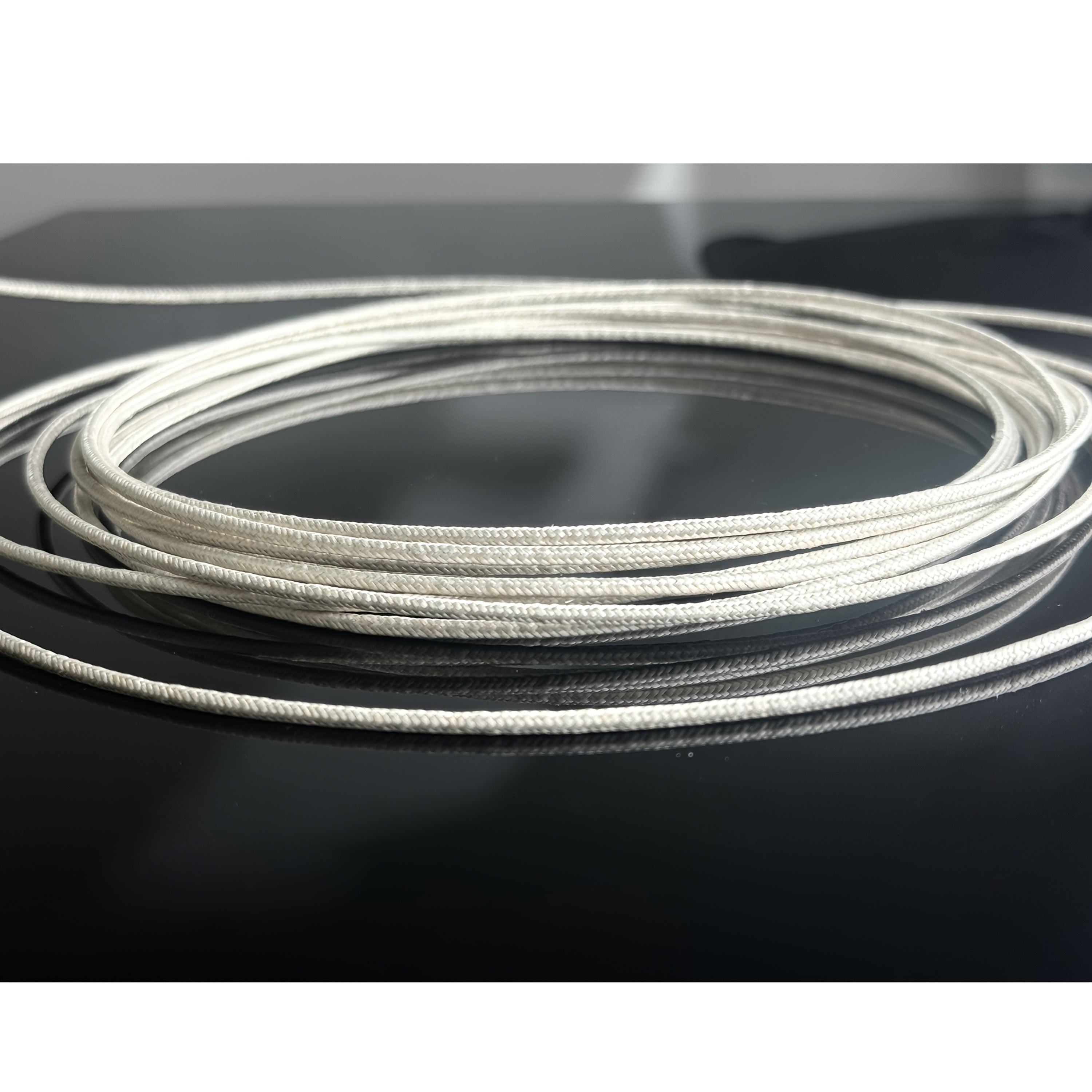 18 Gauge Yuqori Haroratli Sim 5.0 metr, ekstremal haroratlarda foydalanish uchun (-76°F dan 932°F gacha / -60°C dan 500°C gacha). Nikel mis konstruktsiyasi bilan Ikki qavatli Mica lenta Fiberglas izolyatsiyasi bilan