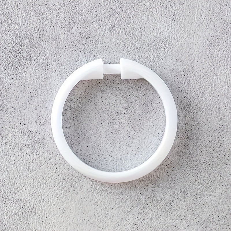 Упаковка из двадцати круглых пластиковых крючков для штор премиум-класса — классический дизайн, идеально подходит для окон и душевых кабин.