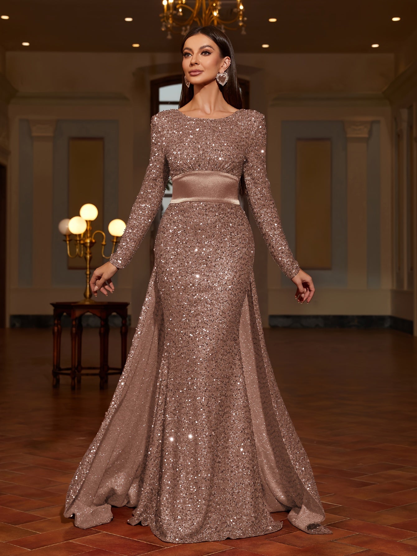 Ayollar uchun zamonaviy orqasi ochiq oqimli ko'ylak, oilaviy yig'ilishlar va partiyalar uchun mukammal. 2025 yilda turli tadbirlar, jumladan, partiyalar, kontsertlar va mukofotlar uchun mos uzun ko'ylak.