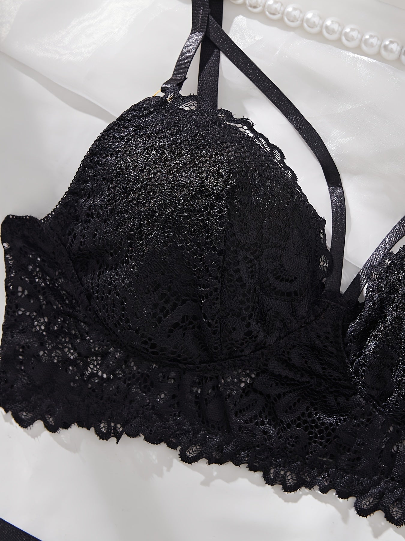 Ayollar uchun jozibali uslubda zamonaviy dizaynga ega dantel ichki kiyim to'plami.