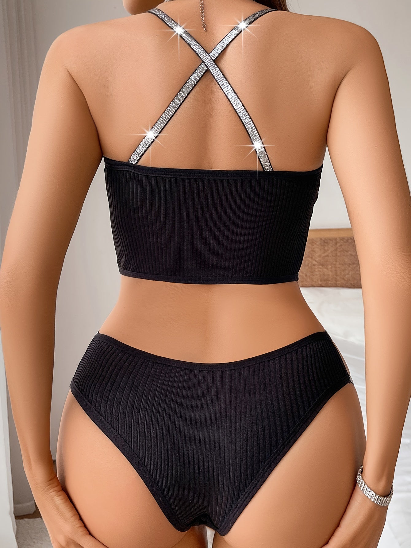 Сет из бюстгальтера и трусиков с блестящими ребристыми перекрестными бретелями, элегантное женское белье.
