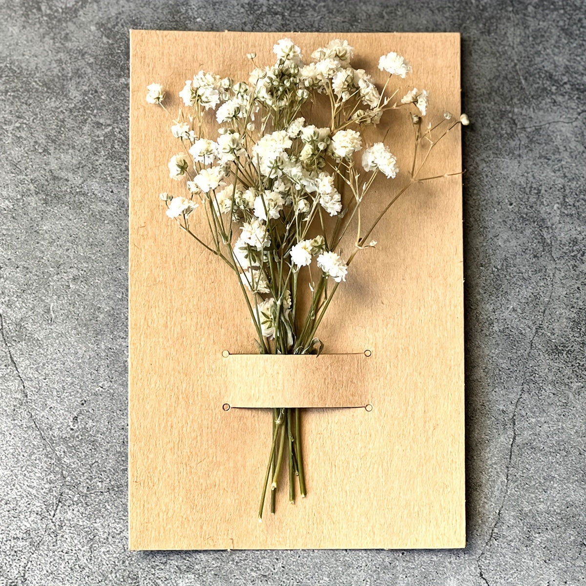 Белые мини-сухие букеты цветов г baby's breath - идеально подходят для свадеб, домашнего декора, вечеринок и DIY-проектов. Поставляются с нежной вставкой из слоновой кости для легкой компоновки. Идеально подходят для открыток и цветочных композиций.