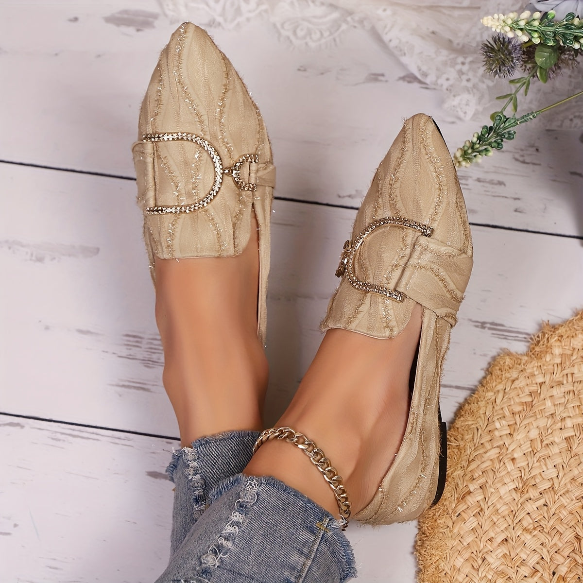 Ayollar uchun rhinestone metall zanjirli slip-on mokasinlar bej rangli, yopishqoqsiz kauchuk tagli