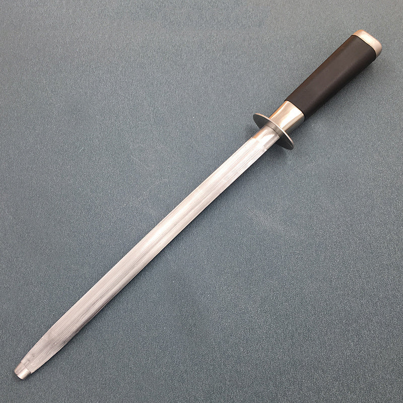 Uy sharoitida ishlatiladigan qirqish qurilmalari, zanglamaydigan po'latdan yasalgan tayoqchalar, qirqish tayoqchalari va toshlar.