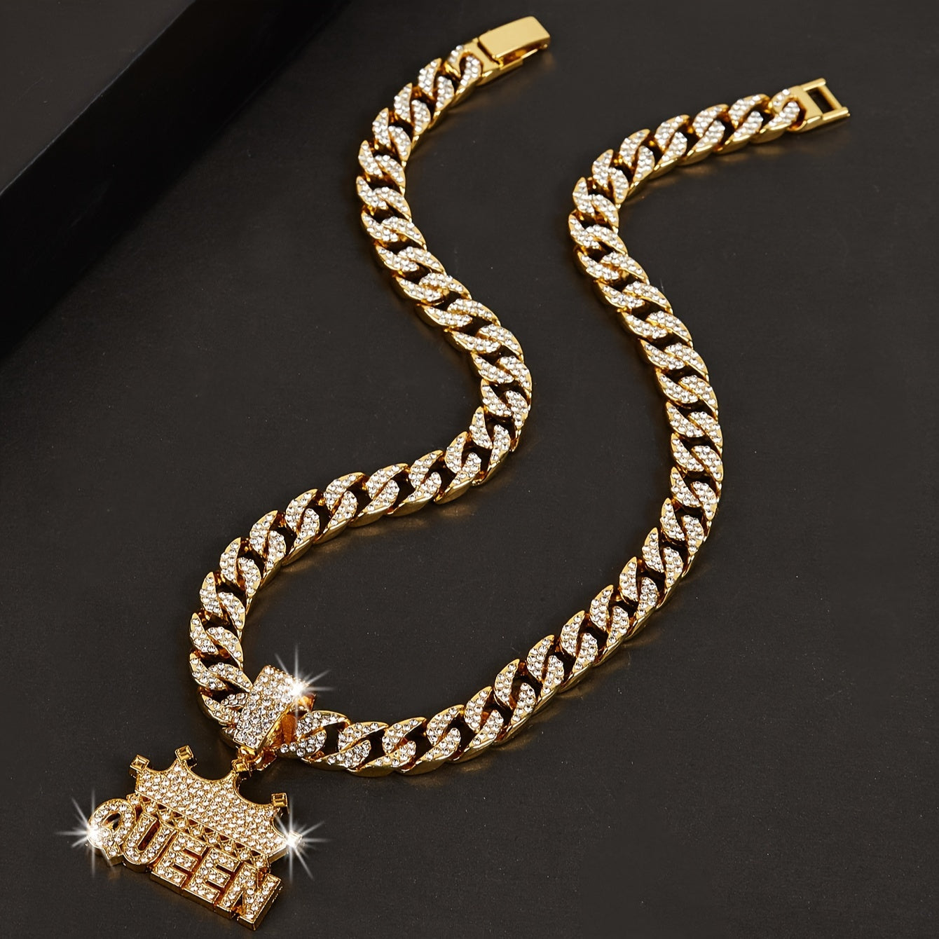 "Ichki qirolingizni qabul qiling, Crown Queen marjonini taqing! Ushbu ajoyib buyum kuch va nafislikni ifodalaydigan qirol taqini o'z ichiga oladi. Qirollikning jozibasini his eting va har qayerda malika kabi his qiling, ushbu zamonaviy aksessuar bilan. "